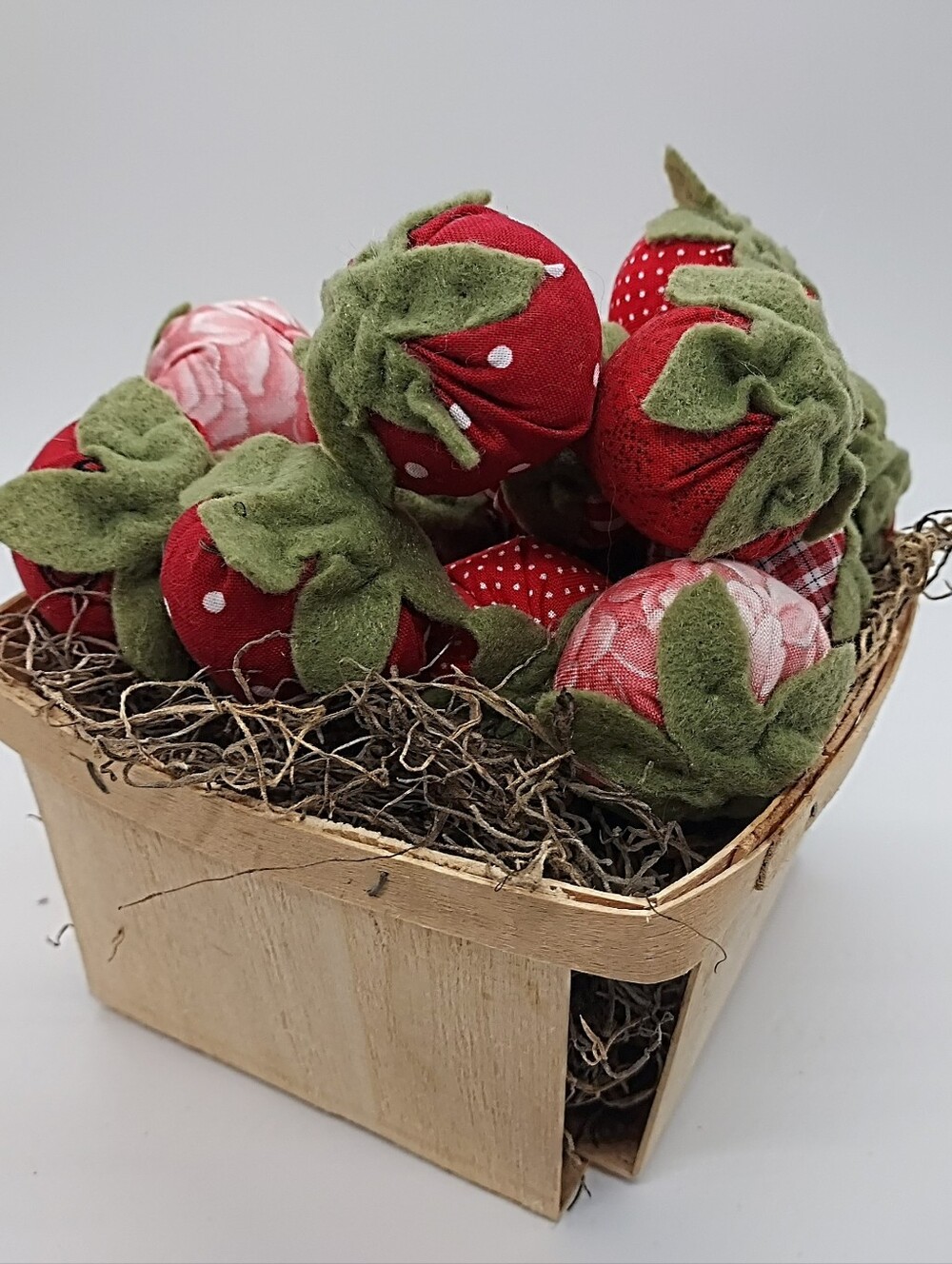 Handmade Fabric Strawberries (16) Vintage Basket, Spanish Moss